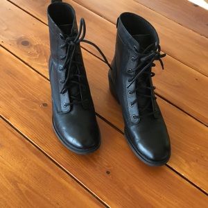 Timberland lightly worn lace up leather boots